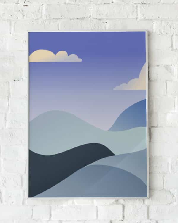 Minimalistisk plakat med bløde blå og grå bjerge under en varm solnedgang.