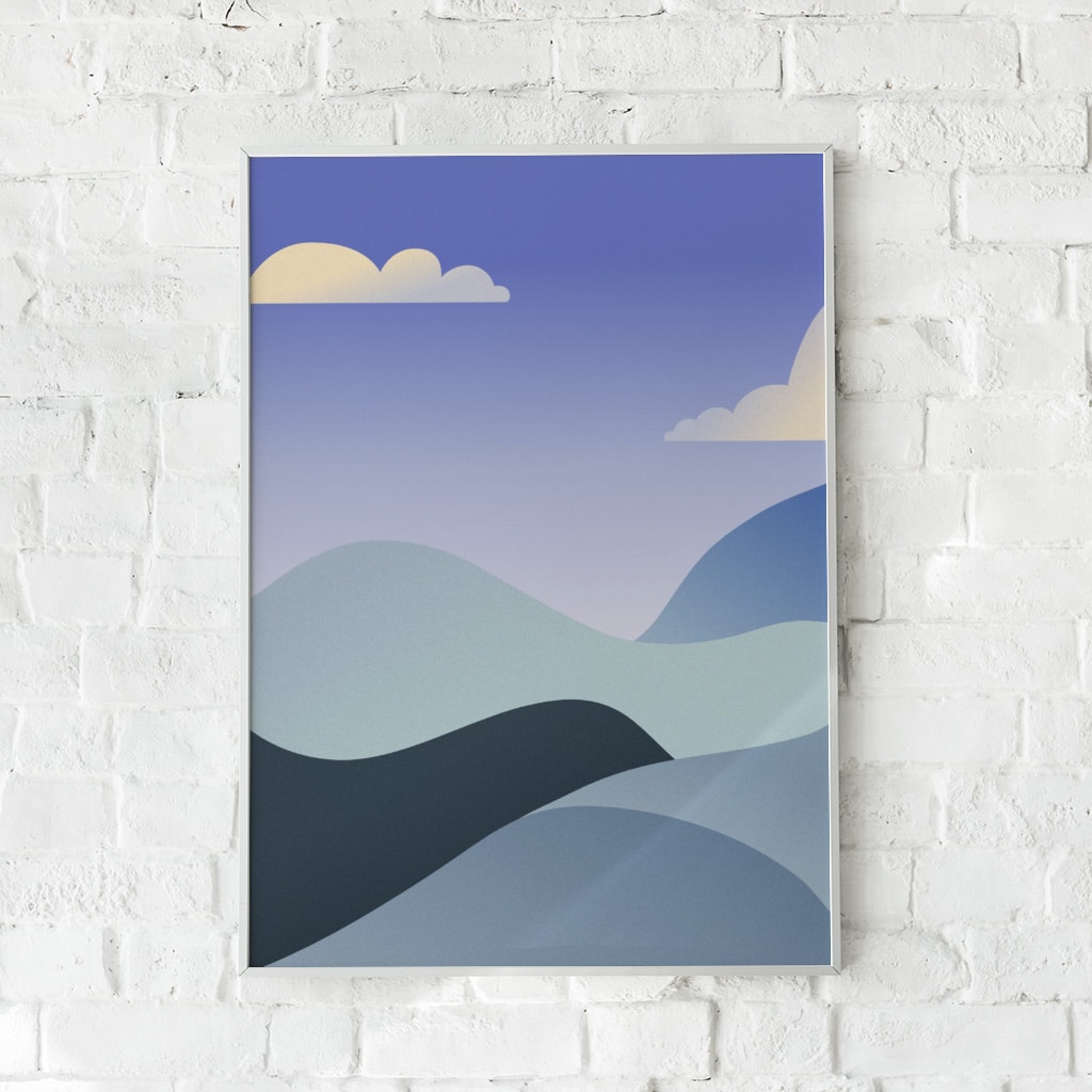 Minimalistisk plakat med bløde blå og grå bjerge under en varm solnedgang.