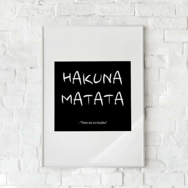 Minimalistisk plakat med teksten "Hakuna Matata" i hvid på en sort baggrund.