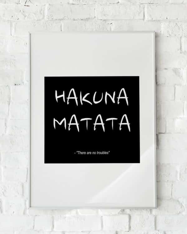 Minimalistisk plakat med teksten "Hakuna Matata" i hvid på en sort baggrund.