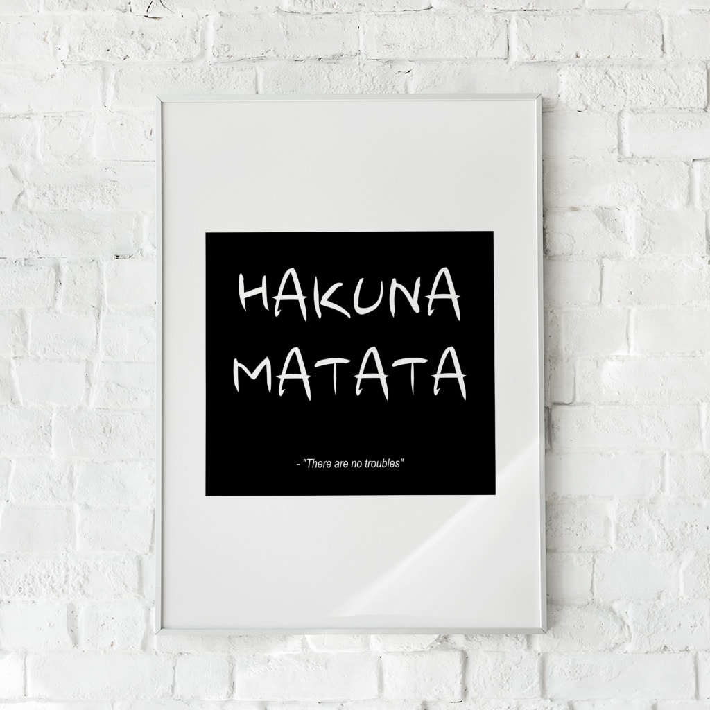 Minimalistisk plakat med teksten "Hakuna Matata" i hvid på en sort baggrund.