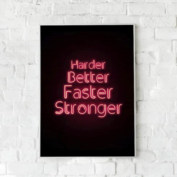 Plakat med pink neontekst på en mørk baggrund.