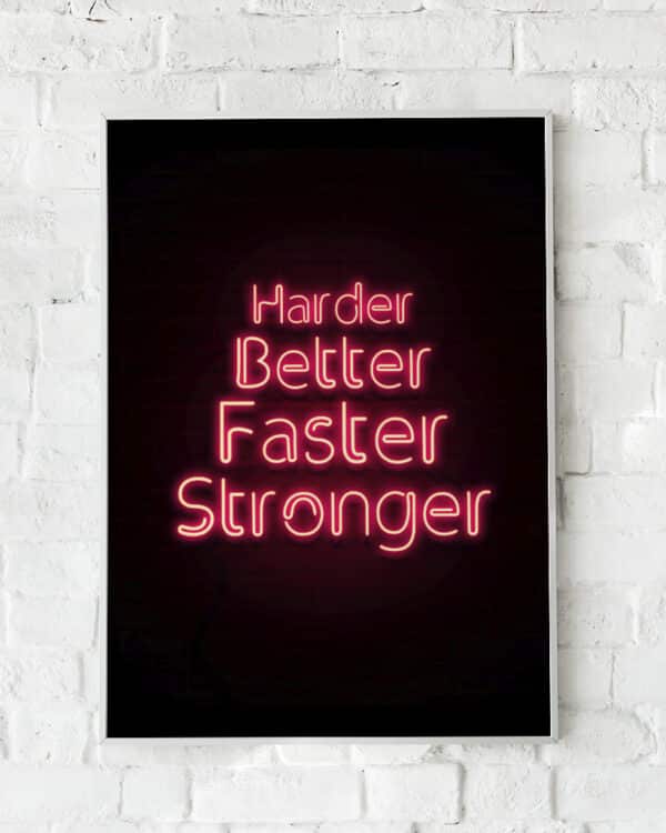 Plakat med pink neontekst på en mørk baggrund.