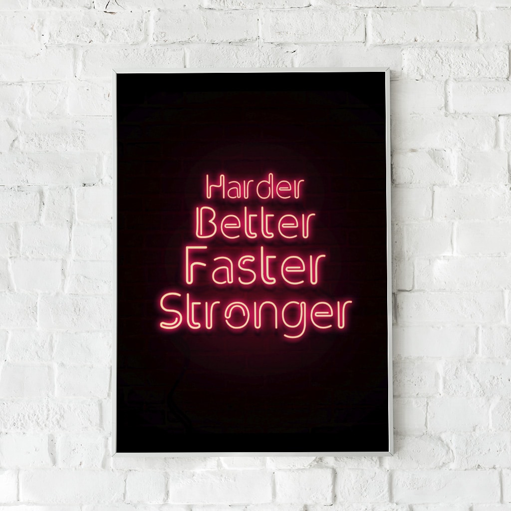 Plakat med pink neontekst på en mørk baggrund.