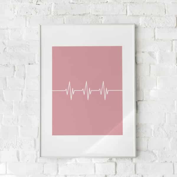 Minimalistisk plakat med en hvid hjertelinje på en støvet rosa baggrund.
