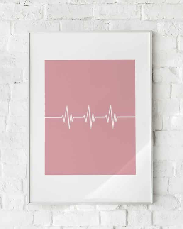 Minimalistisk plakat med en hvid hjertelinje på en støvet rosa baggrund.