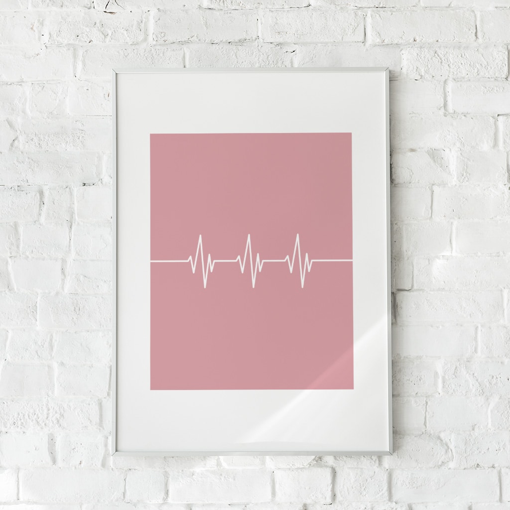 Minimalistisk plakat med en hvid hjertelinje på en støvet rosa baggrund.