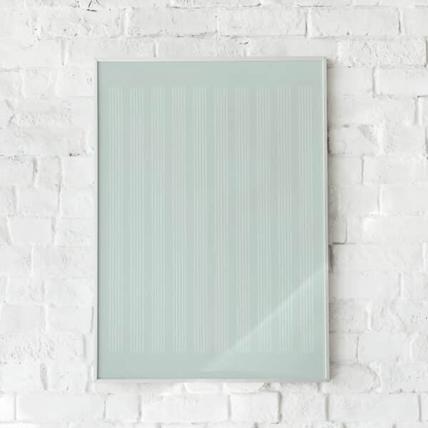 Minimalistisk plakat med fine lodrette linjer på en sart mintgrøn baggrund.