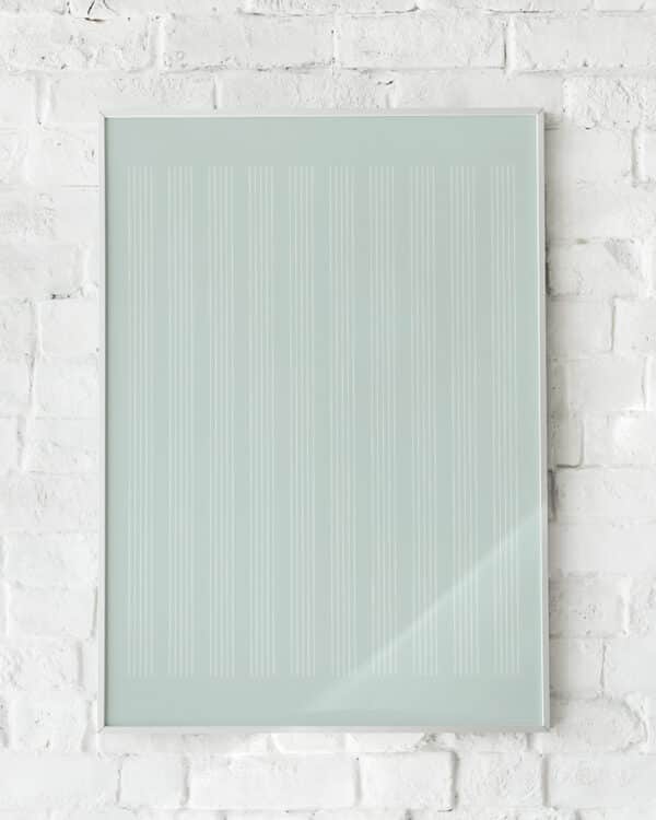 Minimalistisk plakat med fine lodrette linjer på en sart mintgrøn baggrund.