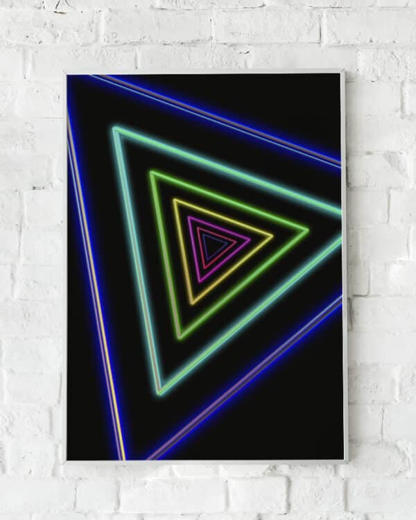 Futuristisk plakat med neonfarvede trekantslinjer på en sort baggrund.