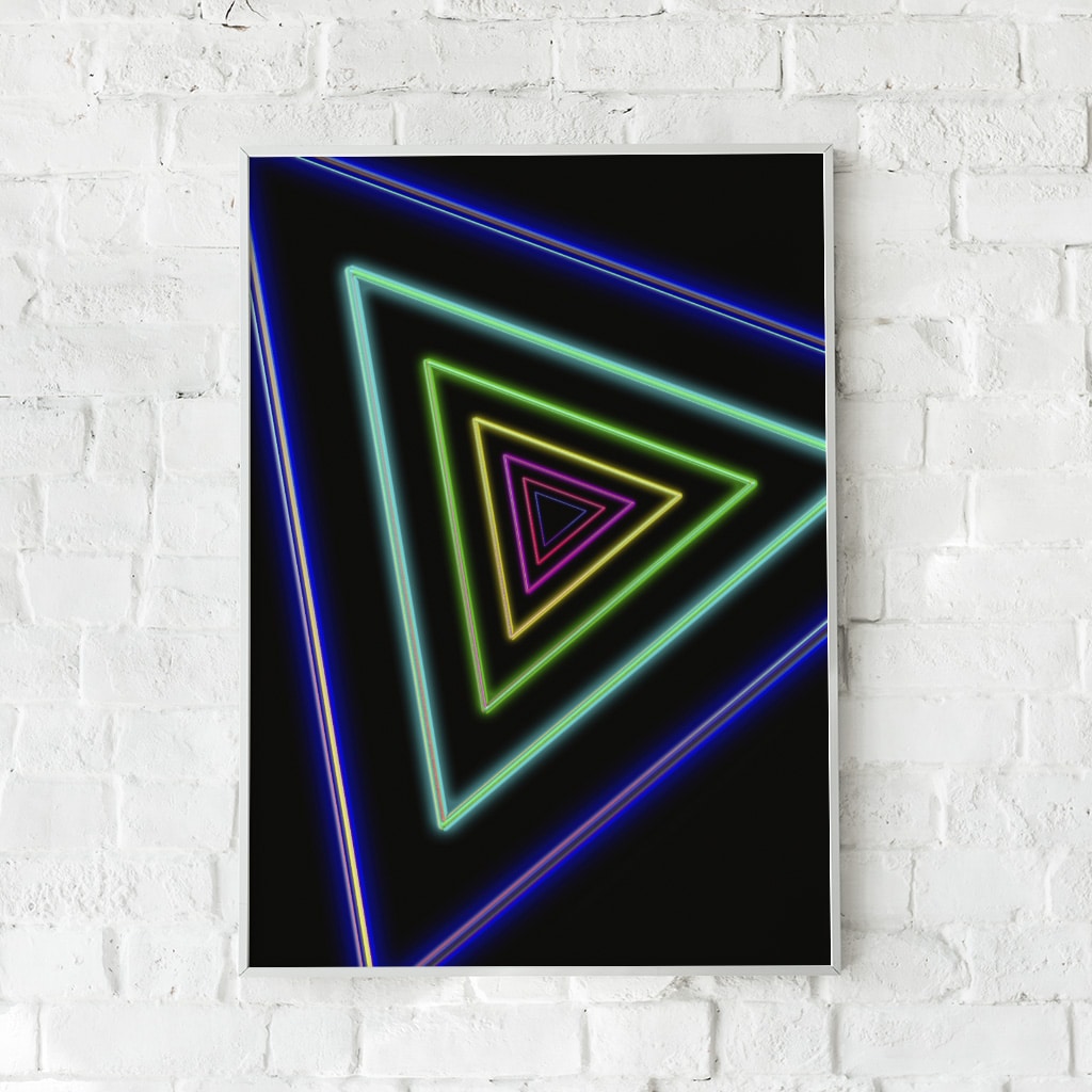 Futuristisk plakat med neonfarvede trekantslinjer på en sort baggrund.