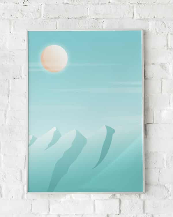 Minimalistisk bjerglandskab i blå og turkise toner med en gylden sol.