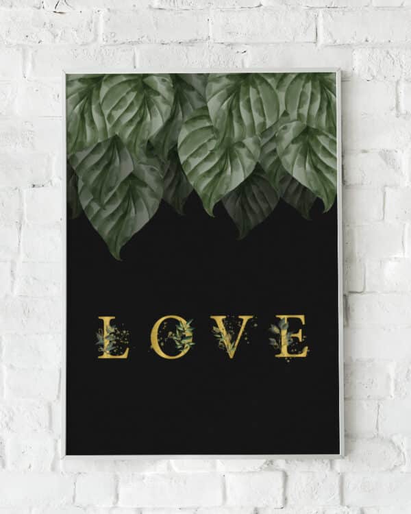 Sort plakat med grønne blade og gylden tekst “LOVE”.