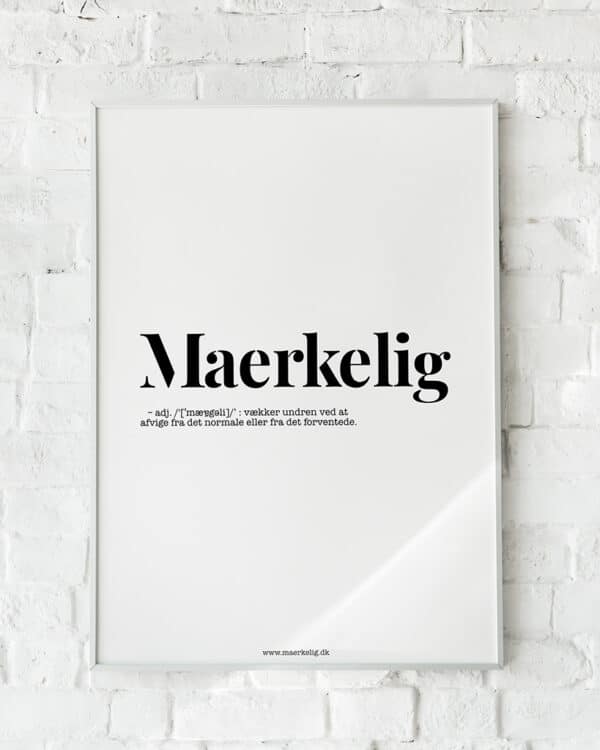 Minimalistisk plakat med Maerkelig webshop logo i sort-hvidt design.