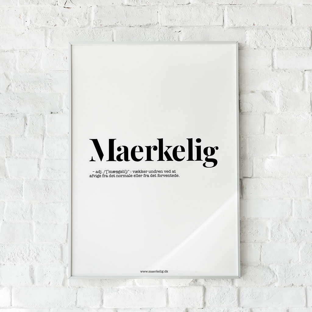 Minimalistisk plakat med Maerkelig webshop logo i sort-hvidt design.
