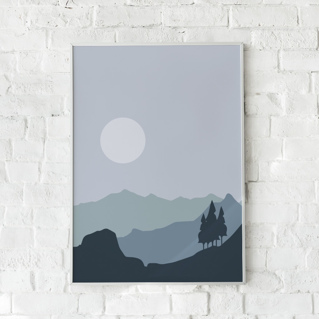 Plakat med stiliserede bjerge og en måne i dæmpede blågrå nuancer.