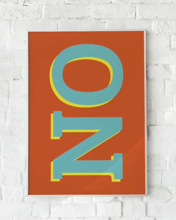 Farverig typografisk plakat med bogstaverne "NO" i blågrøn og gul på en rustrød baggrund. Perfekt til moderne indretning.