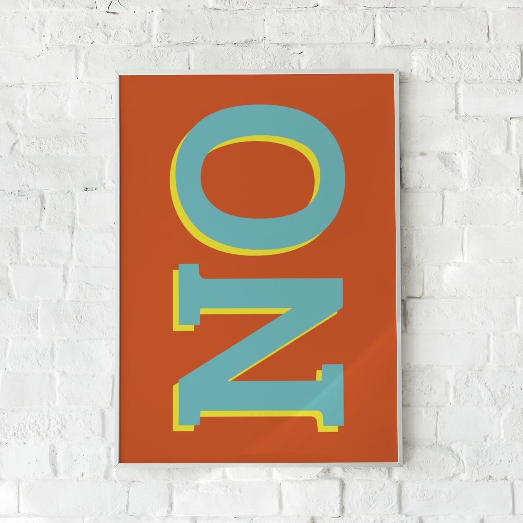 Farverig typografisk plakat med bogstaverne "NO" i blågrøn og gul på en rustrød baggrund. Perfekt til moderne indretning.