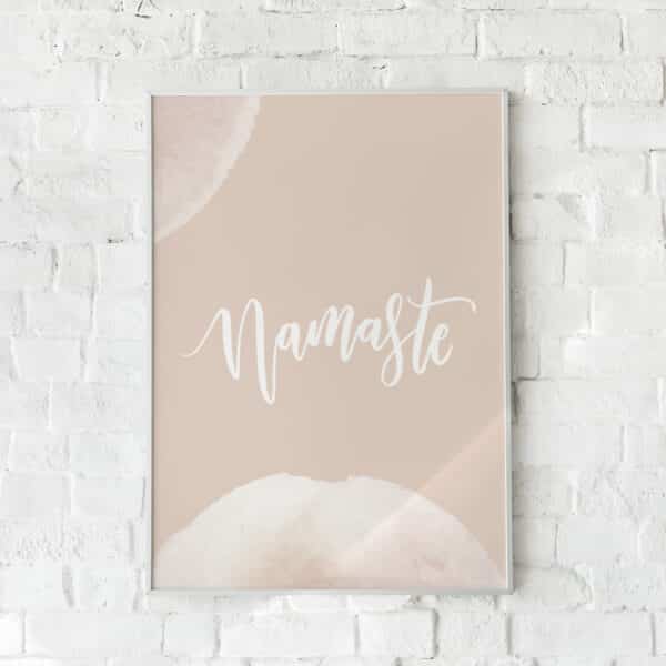 Minimalistisk plakat med ordet "Namaste" i hvide bogstaver på en beige baggrund. Perfekt til rolig og harmonisk indretning.