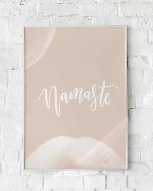 Minimalistisk plakat med ordet "Namaste" i hvide bogstaver på en beige baggrund. Perfekt til rolig og harmonisk indretning.