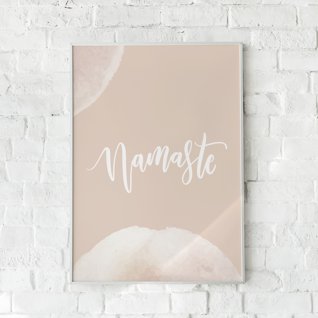 Minimalistisk plakat med ordet "Namaste" i hvide bogstaver på en beige baggrund. Perfekt til rolig og harmonisk indretning.