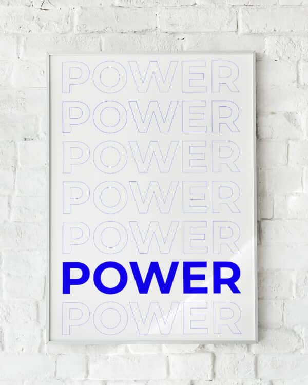 Typografisk plakat med ordet "POWER" i sort og blå på hvid baggrund.