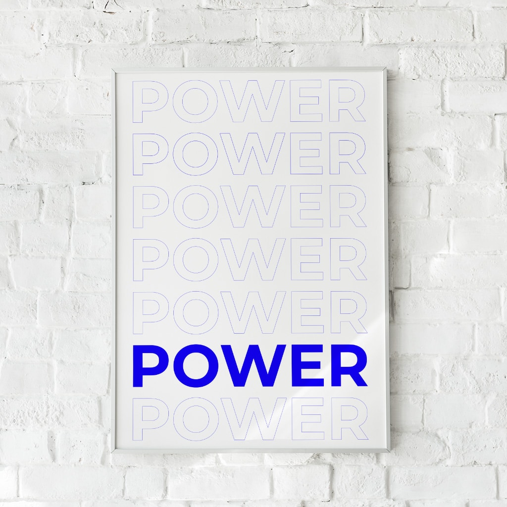 Typografisk plakat med ordet "POWER" i sort og blå på hvid baggrund.