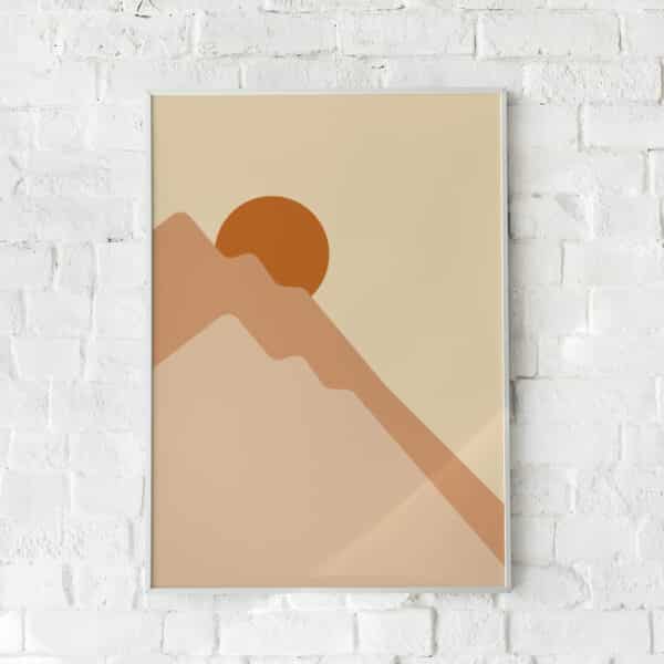 Minimalistisk plakat med bjergsilhuet og varm orange sol i jordtoner. Perfekt til at skabe ro og balance.