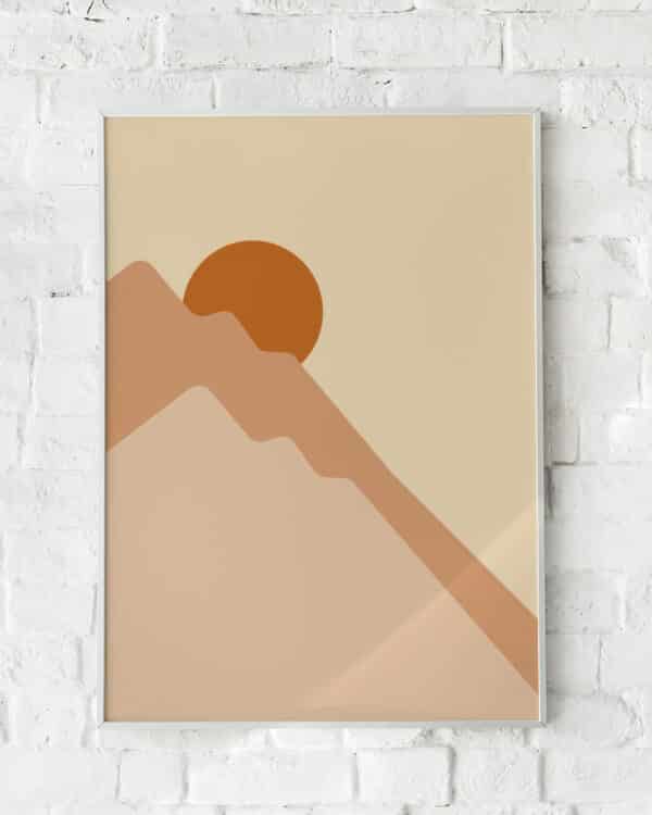 Minimalistisk plakat med bjergsilhuet og varm orange sol i jordtoner. Perfekt til at skabe ro og balance.