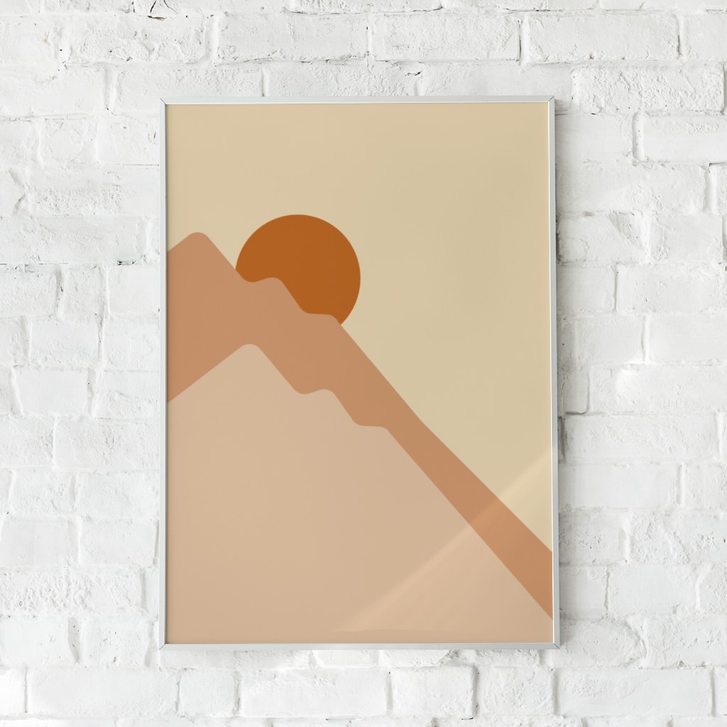 Minimalistisk plakat med bjergsilhuet og varm orange sol i jordtoner. Perfekt til at skabe ro og balance.