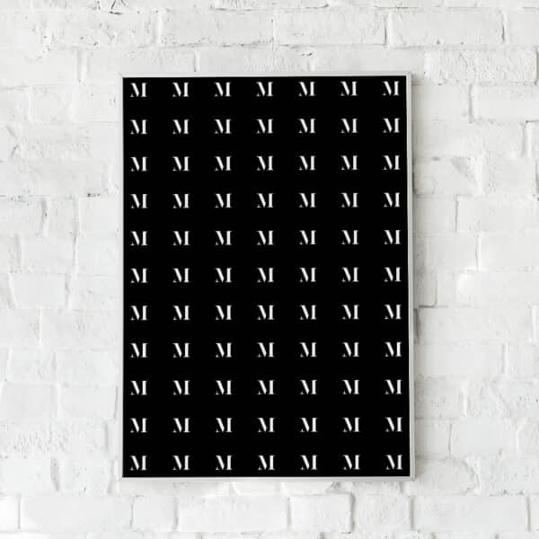 Grafisk plakat med gentagne bogstaver "M" i sort-hvid stil.