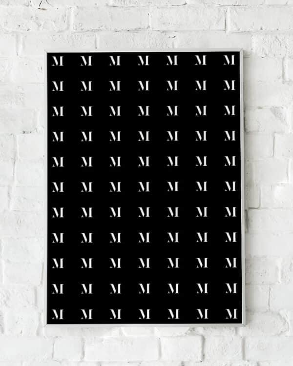 Grafisk plakat med gentagne bogstaver "M" i sort-hvid stil.