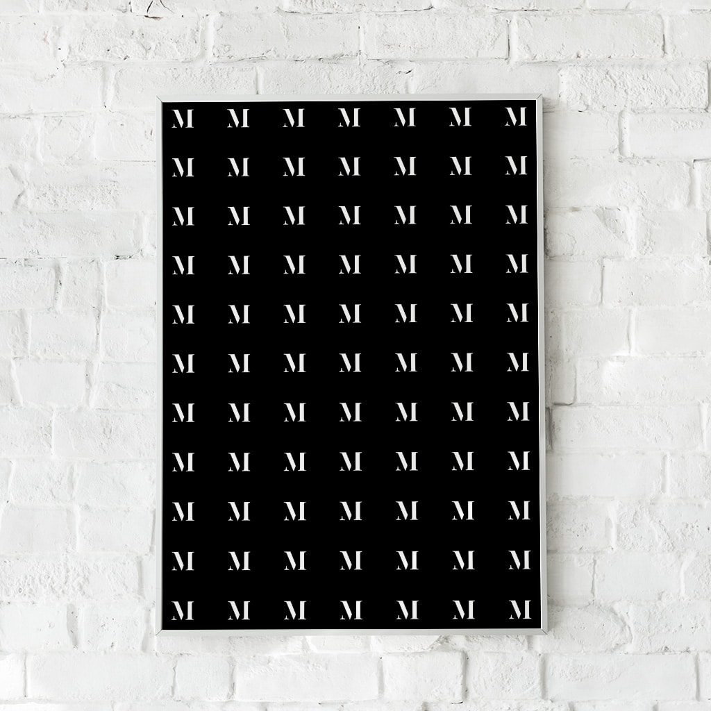 Grafisk plakat med gentagne bogstaver "M" i sort-hvid stil.