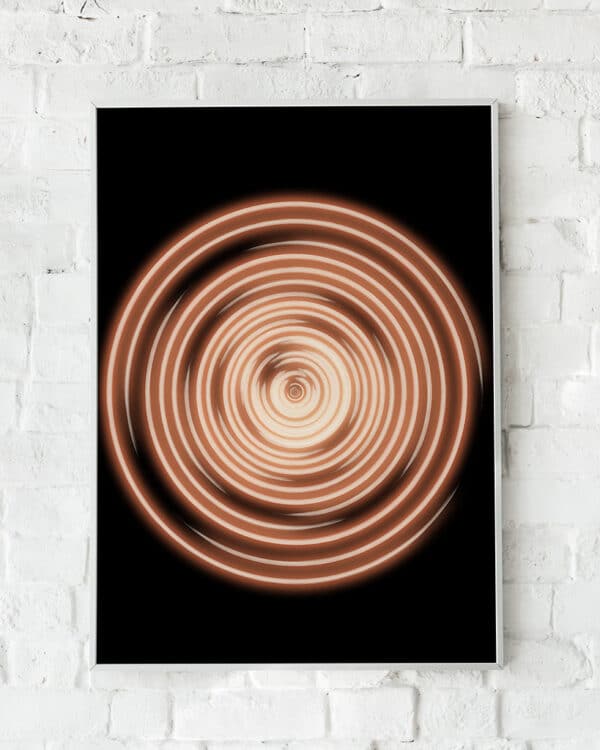 Hypnotisk plakat med lysende cirkulære mønstre på mørk baggrund.
