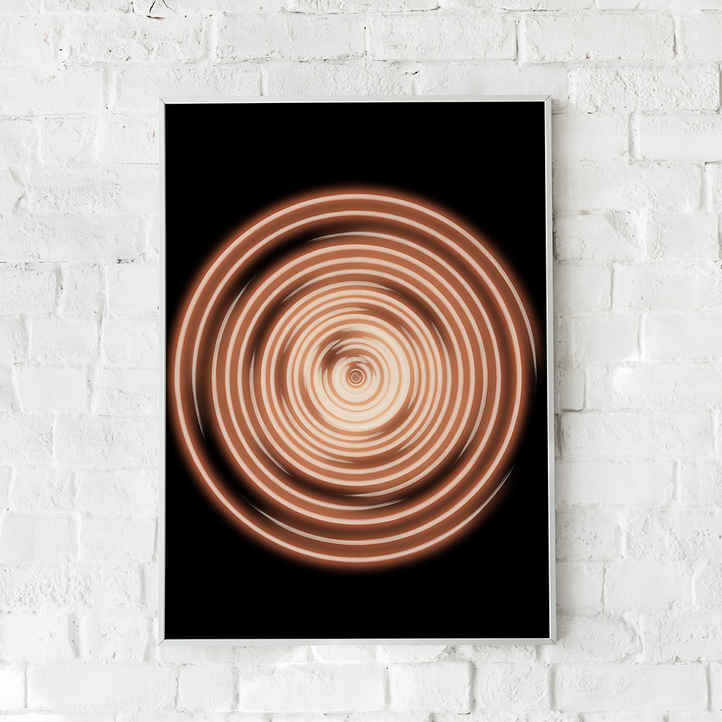 Hypnotisk plakat med lysende cirkulære mønstre på mørk baggrund.