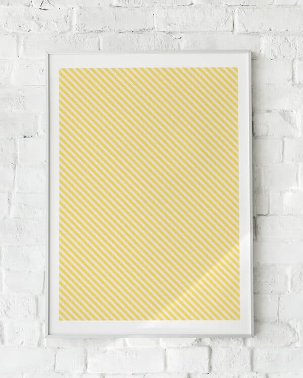 Geometrisk plakat med diagonale gule og hvide striber.