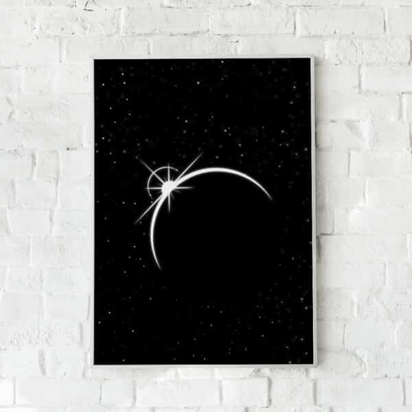 Minimalistisk plakat med en lysende måne på sort baggrund.
