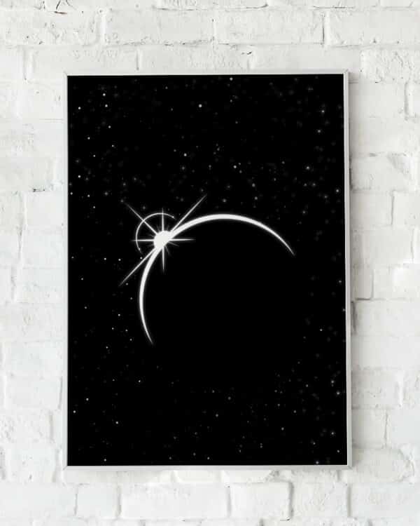 Minimalistisk plakat med en lysende måne på sort baggrund.