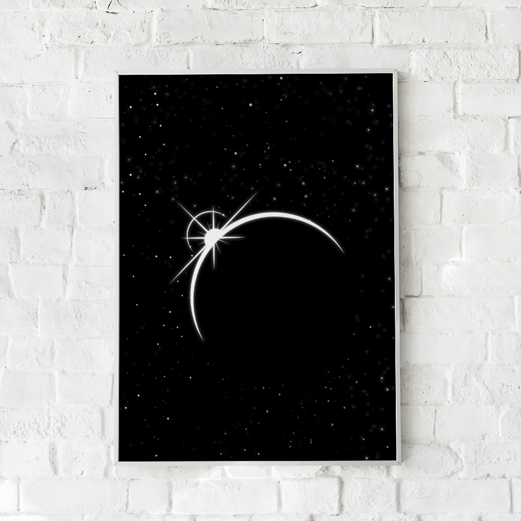 Minimalistisk plakat med en lysende måne på sort baggrund.