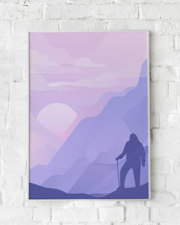 Plakat med en vandrer i et lilla og blåt bjerglandskab.