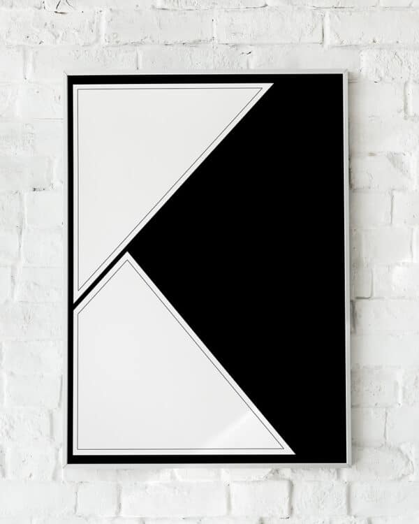 Sort-hvid plakat med skarpe geometriske former.