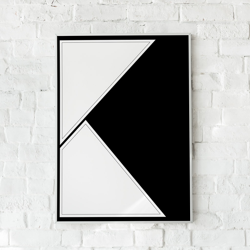 Sort-hvid plakat med skarpe geometriske former.