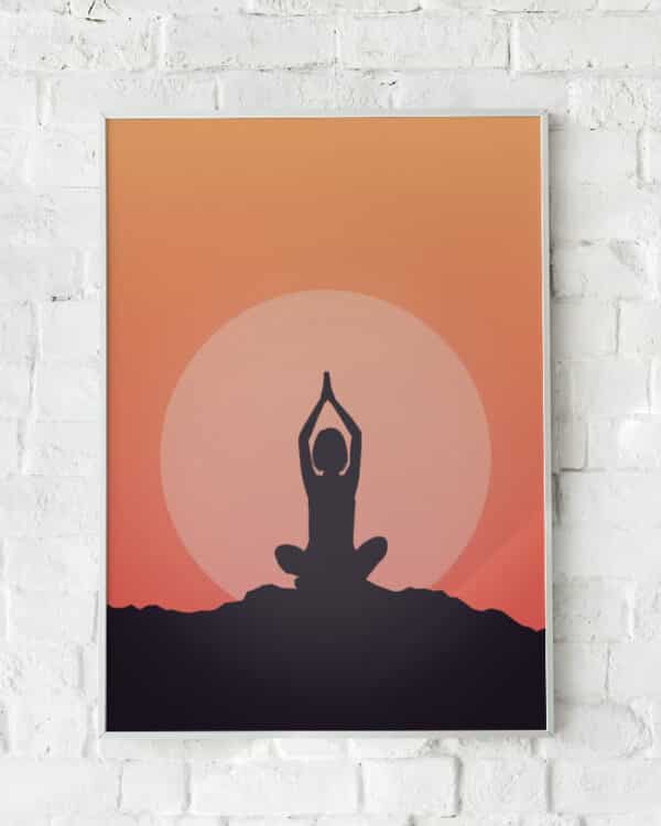 Plakat med en mediterende silhuet foran en varm solnedgang.