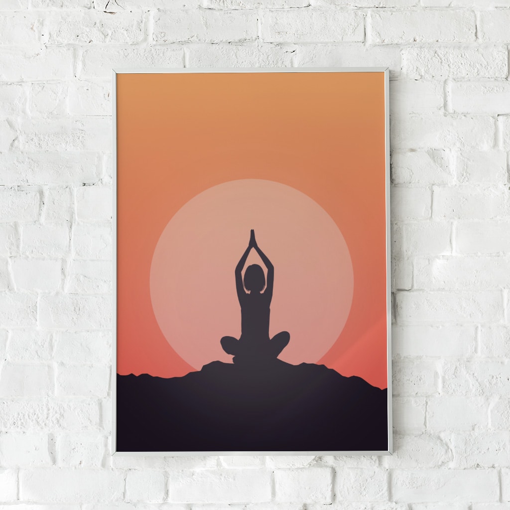 Plakat med en mediterende silhuet foran en varm solnedgang.
