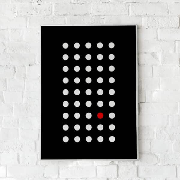 Minimalistisk plakat med hvide cirkler i et symmetrisk mønster på sort baggrund. En enkelt rød cirkel bryder mønstret og skaber kontrast. Perfekt til moderne og stilfuld indretning.