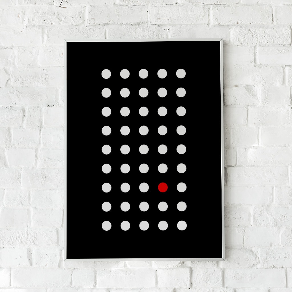 Minimalistisk plakat med hvide cirkler i et symmetrisk mønster på sort baggrund. En enkelt rød cirkel bryder mønstret og skaber kontrast. Perfekt til moderne og stilfuld indretning.