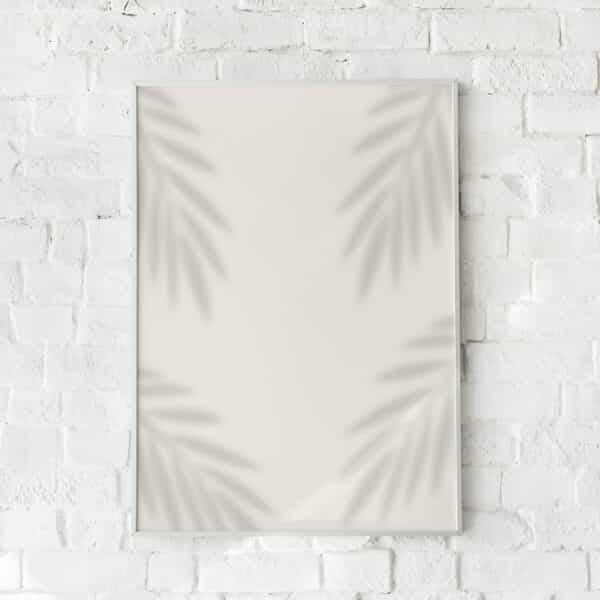Plakat med palmeskygger på en beige baggrund.