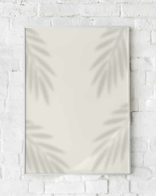 Plakat med palmeskygger på en beige baggrund.