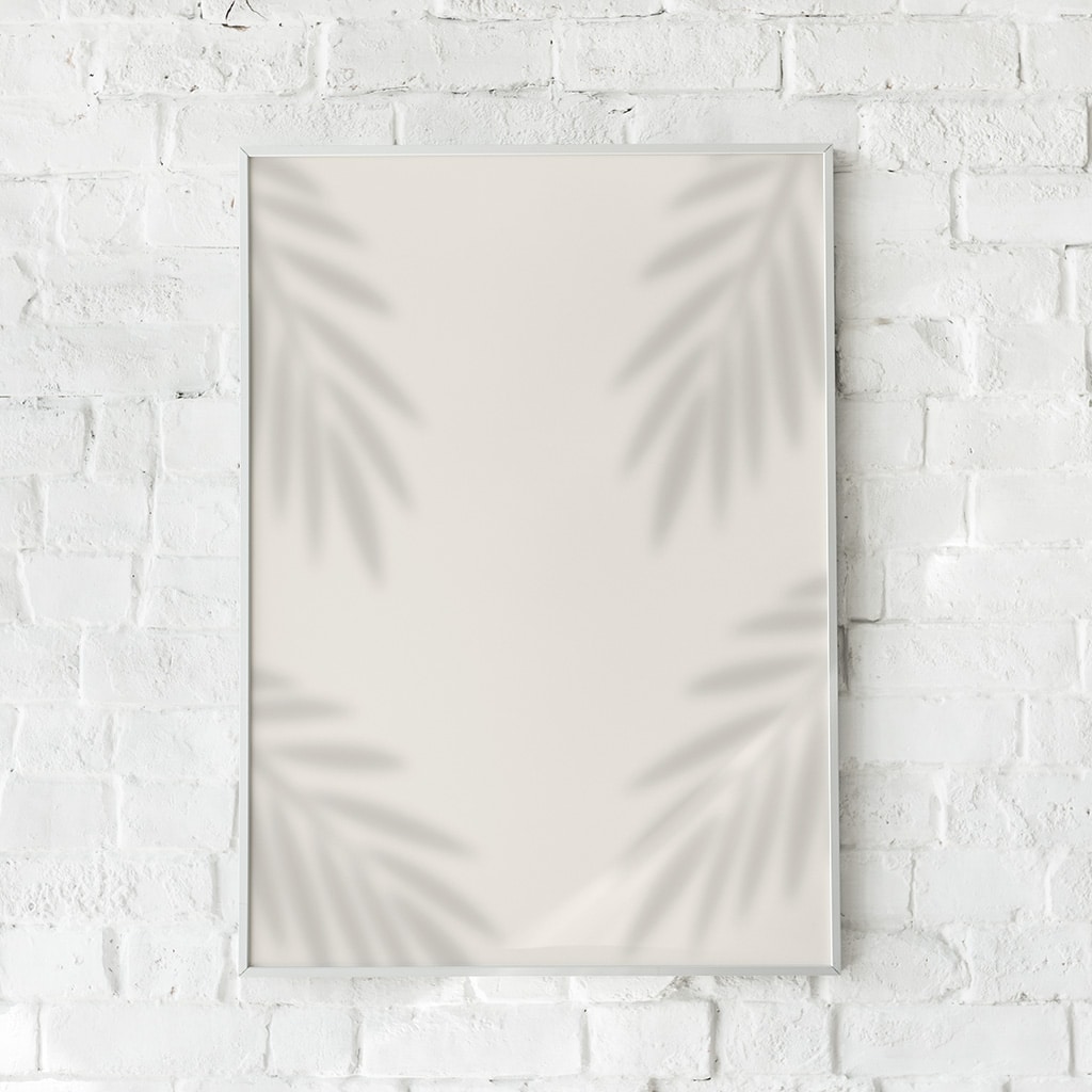 Plakat med palmeskygger på en beige baggrund.