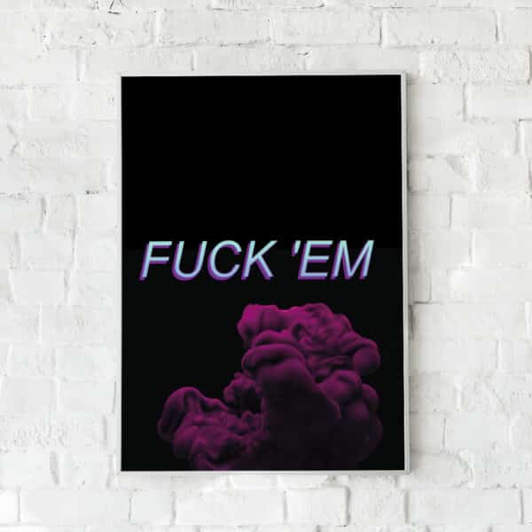 Plakat med teksten “FUCK 'EM” i lilla toner og mørk baggrund med lilla røgform, hængende på hvid murstensvæg.